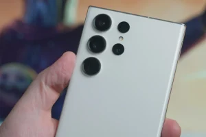 A person holding a Galaxy S23 Ultra.